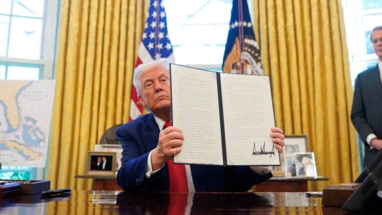 Trump firma una serie de órdenes ejecutivas para impulsar la producción y el consumo de carbón en EE.UU.