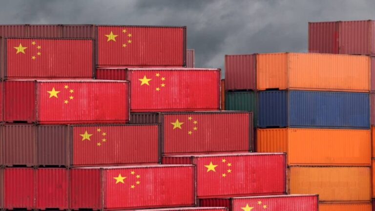 Trump intensifica su guerra comercial y amenaza con aumentar al 104% los aranceles a importaciones chinas