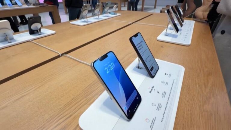 Trump exime a los celulares y otros productos electrónicos de los elevados aranceles impuestos a China