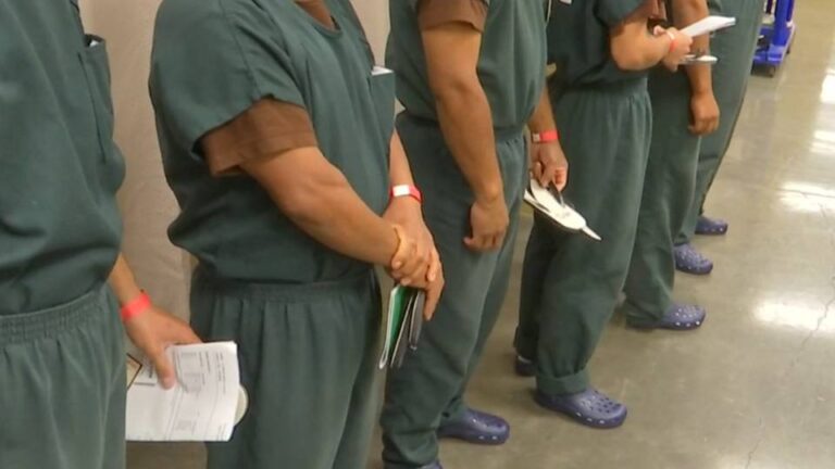 El Gobierno de Trump solicita nuevos contratos, valuados en 45.000 millones de dólares, para ampliar la red de centros de detención para inmigrantes