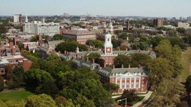 Trump congela 2.200 millones de dólares en subvenciones a Harvard por desafiar la orden de eliminar las políticas de diversidad y de tomar medidas más enérgicas contra las protestas propalestinas