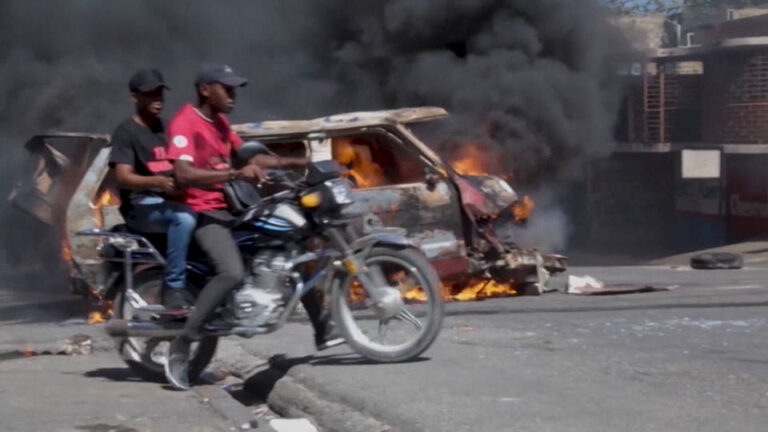 La República Dominicana endurece los controles en su frontera con Haití en momentos en que miles de haitianos continúan huyendo de la violencia de grupos armados