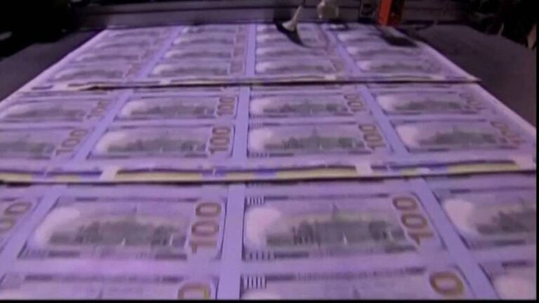 En la fecha límite para presentar la declaración de impuestos federales, los trabajadores del Servicio de Impuestos Internos de EE.UU. se preparan para despidos masivos