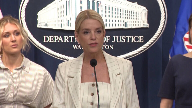 El Departamento de Justicia de EE.UU. demanda al estado de Maine por no acatar una orden que prohíbe a atletas trans competir en deportes escolares femeninos