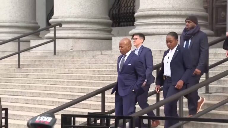 El alcalde de Nueva York anuncia que se postulará para la reelección como candidato independiente, después de que un juez retirara los cargos de corrupción que pesaban en su contra