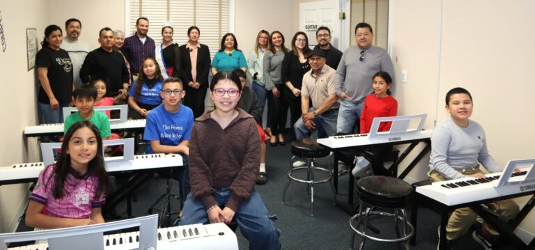 Con mucho entusiasmo, niños inician clases de guitarra y piano, organizadas por Cosalva