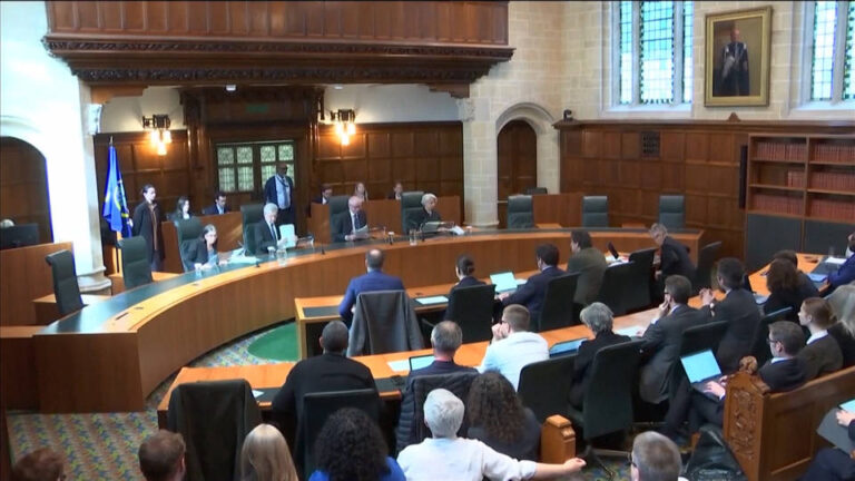 Un fallo de la Corte Suprema del Reino Unido excluye a las mujeres trans de las protecciones de la Ley de Igualdad