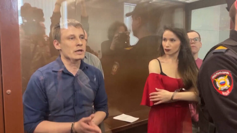Cuatro periodistas rusos son condenados a más de cinco años de prisión por “extremismo”