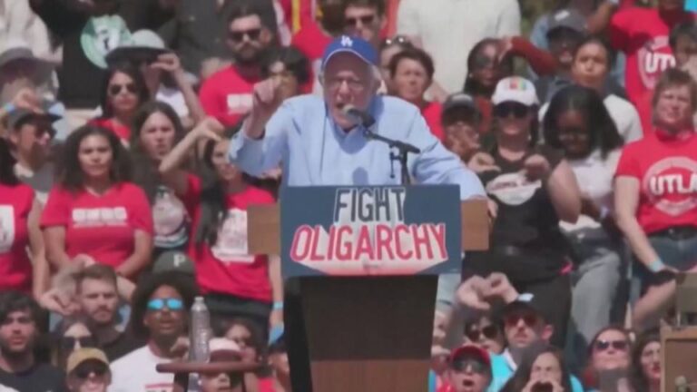 El senador Bernie Sanders y la congresista Alexandria Ocasio-Cortez dan un mitin ante 36.000 personas en Los Ángeles