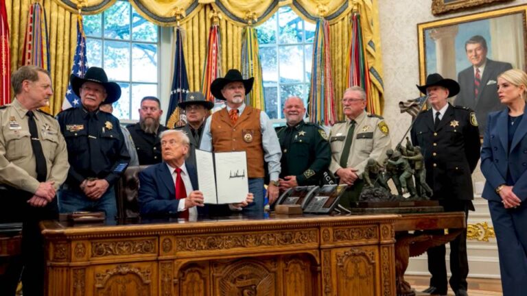 Trump firma órdenes ejecutivas para militarizar la policía y castigar a las “ciudades santuario” y a los refugiados