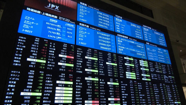 Los aranceles de Trump provocan la caída de los mercados bursátiles de todo el mundo e incertidumbre sobre el futuro del comercio internacional