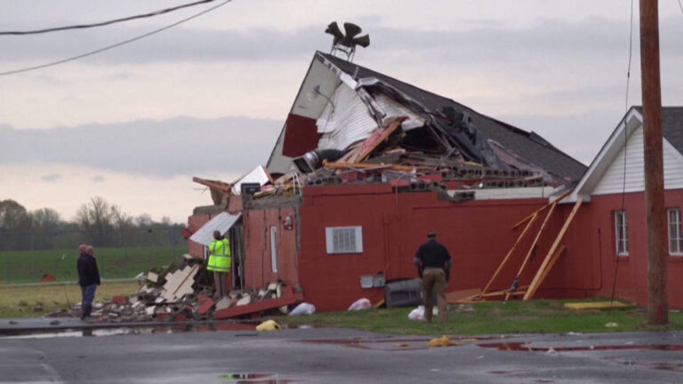 Partes del centro de EE.UU. se preparan para enfrentar posibles inundaciones después de que una serie de tormentas generara casi 100 tornados