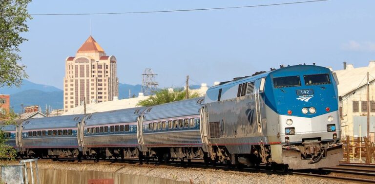 El gobernador Glenn Youngkin inauguró la construcción del proyecto ferroviario New River Valley