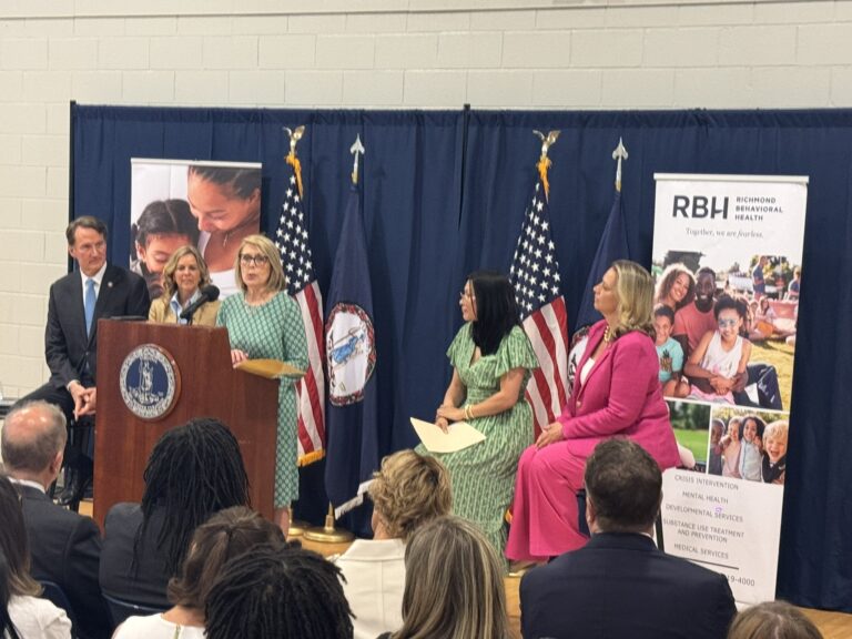 Virginia conmemora el Mes de la Concientización sobre la Salud Mental Materna, destacando los esfuerzos para apoyar a madres, familias y comunidades saludables