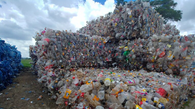 El gobernador Glenn Youngkin anuncia el lanzamiento de una startup de reciclaje de plástico en Pittsylvania.