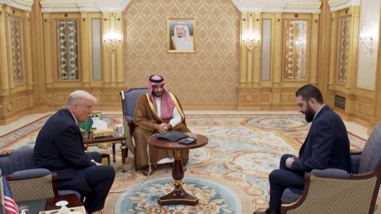 Trump se reúne con el presidente sirio en Arabia Saudí tras comprometerse a levantar las sanciones que EE.UU. le impuso a Siria