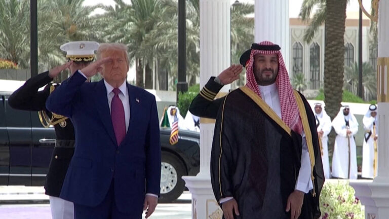El príncipe heredero de Arabia Saudí recibe a Trump y a ejecutivos multimillonarios en Riad en el inicio de la gira del mandatario de EE.UU. por Medio Oriente
