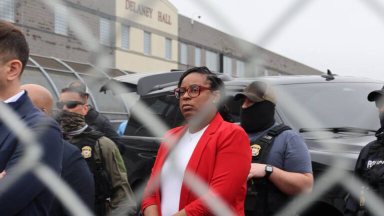 El Departamento de Justicia de EE.UU. acusa a la congresista de Nueva Jersey LaMonica McIver de agredir a agentes federales durante su visita a un centro de detención para inmigrantes