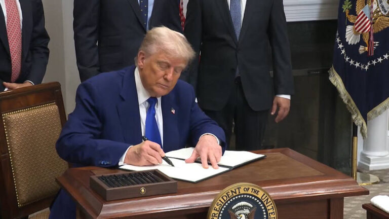 Trump firma una orden ejecutiva destinada a reducir los precios de los medicamentos