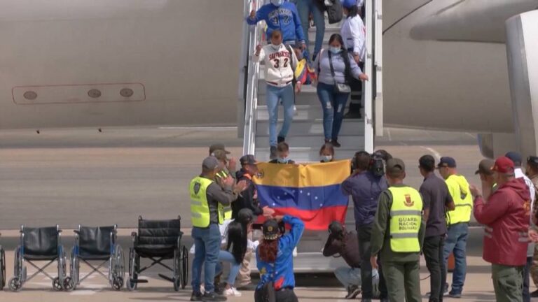 Una jueza designada por Trump dictamina que el Gobierno de EE.UU. puede usar la Ley de Enemigos Extranjeros para deportar a venezolanos sin el debido proceso