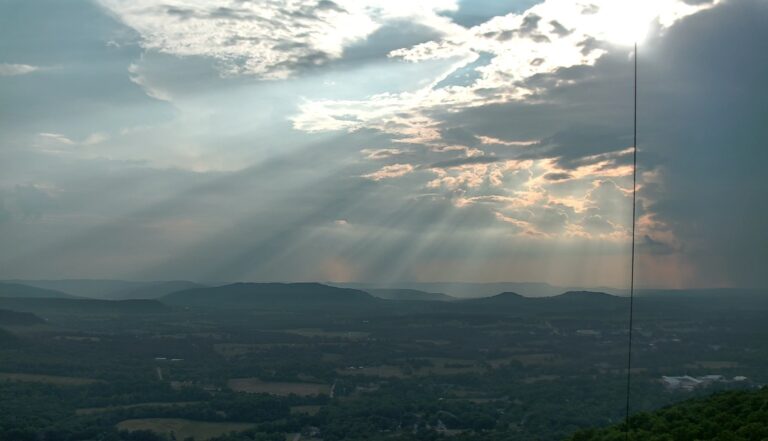 “En seis tribulaciones te librará, y en la séptima no te tocará el mal.”