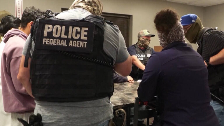 Trump amenaza con ampliar las deportaciones masivas y las redadas migratorias en varias ciudades de EE.UU.