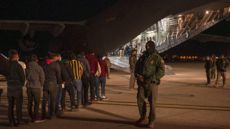 Un tribunal federal ordena al Gobierno de EE.UU. “facilitar” el regreso de un inmigrante salvadoreño que fue deportado del país debido a “errores administrativos”