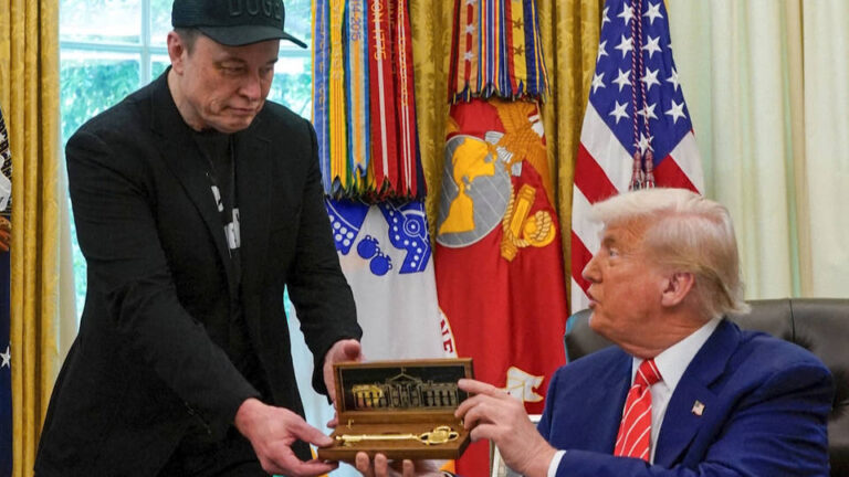 Trump y Musk intercambian amenazas e insultos al tiempo que su creciente desacuerdo pone en riesgo el proyecto de ley presupuestario del presidente estadounidense