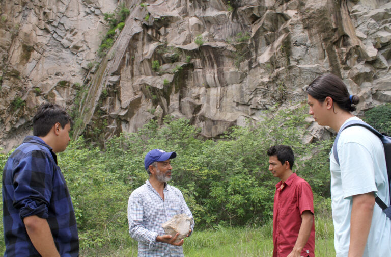 Estudiantes universitarios viajan a Japón a especializarse en sismología