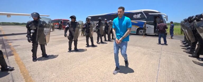 Bukele dice que canjeó presos venezolanos en el CECOT por estadounidenses retenidos en Venezuela