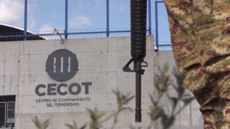 Venezuela anuncia que investigará a funcionarios salvadoreños por el maltrato que sufrieron 252 venezolanos encarcelados en el CECOT