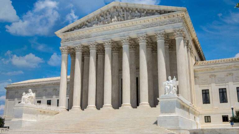 La Corte Suprema de EE.UU. impide que Florida implemente una ley estatal que criminaliza a los inmigrantes indocumentados