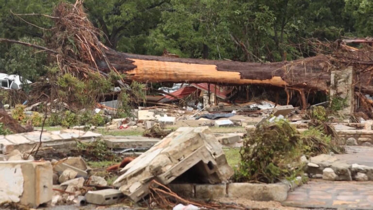 Inundaciones en Texas dejan al menos 82 muertos al tiempo que decenas de personas continúan desaparecidas y se pronostican más lluvias