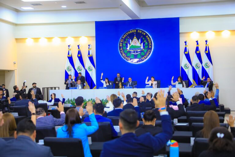 Diputados salvadoreños aprueban reelección presidencial indefinida