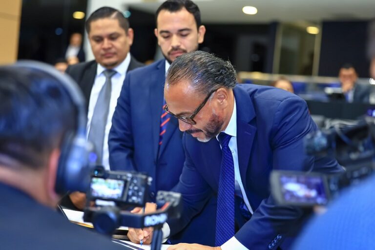 Asamblea Legislativa deja sin trabajo a 20 colegas salvadoreños del PARLACEN