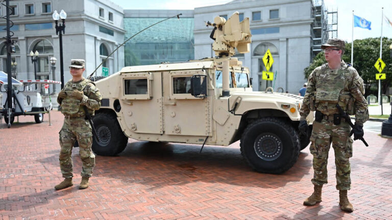 Gobernadores republicanos de 19 estados movilizan a la Guardia Nacional para ayudar al Servicio de Inmigración de EE.UU. en las labores de control migratorio