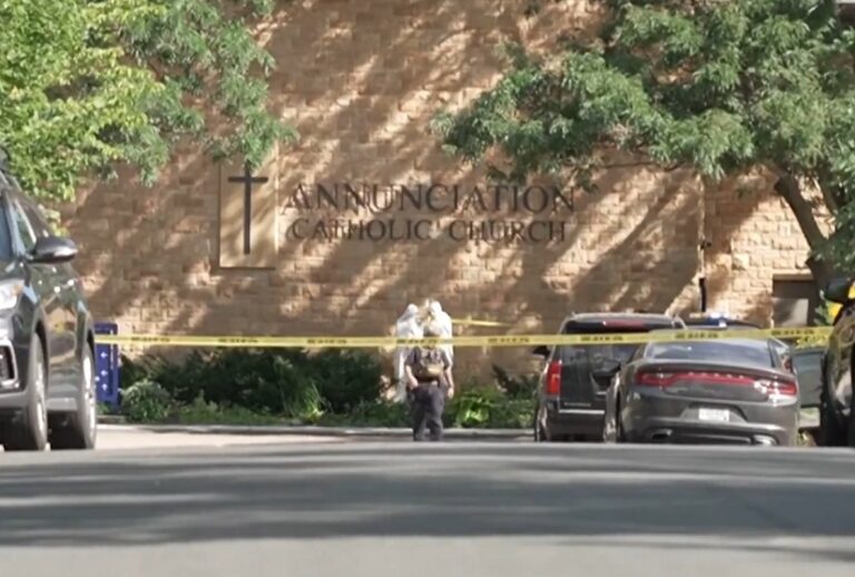 Tirador mata a dos niños en iglesia católica de Minneapolis