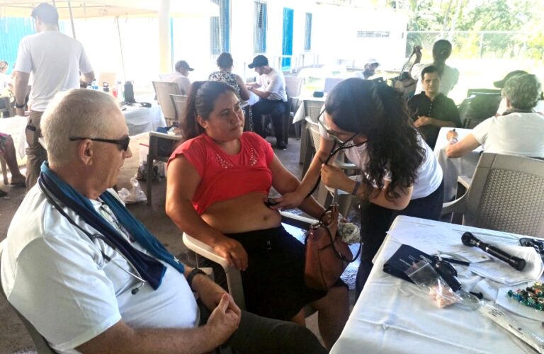Doctores de las Américas realizan jornada médica en cantón Miravalle de Sonsonate