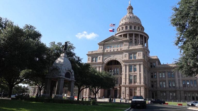 Una legisladora demócrata de Texas pasa la noche en el Capitolio del estado tras negarse a ser vigilada constantemente por policías estatales