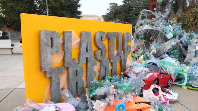 Fracasan las negociaciones para un tratado mundial contra la contaminación por plásticos luego de que EE.UU. y otros países petroleros rechazaran fijar límites a la producción