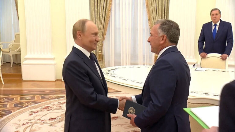 El enviado de EE.UU. Steve Witkoff se reúne con Putin en el Kremlin dos días antes del cumplimiento del plazo que fijó Trump para un alto el fuego en Ucrania