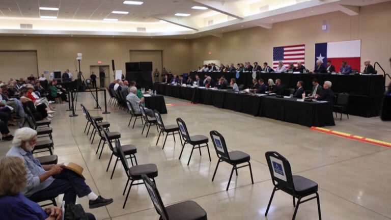 Dos funcionarios de gestión de emergencias del condado de Kerr testifican haber estado dormidos durante las devastadoras inundaciones de Texas