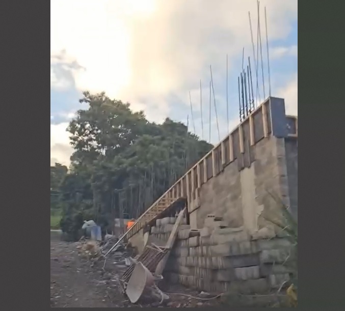 Construcción en cantón El Carmen afecta la libre movilidad de vehículos y peatones en la Escalón