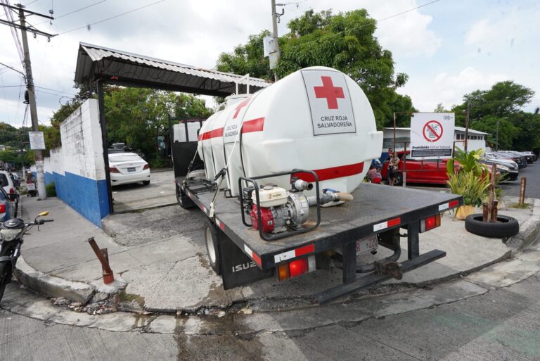 Cruz Roja Salvadoreña distribuye agua en escuelas de San Salvador
