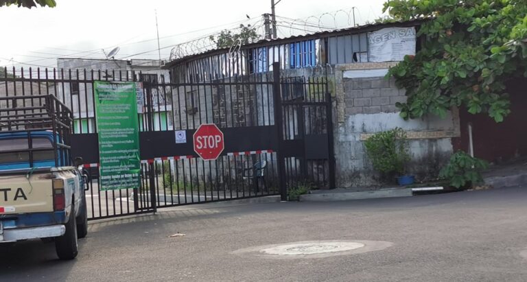 Piden retiro del portón de calle principal de la urbanización San Belarmino de Mejicanos