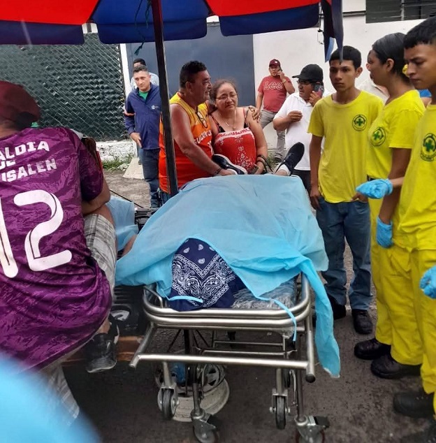 Rayo mata a dos hombres en cancha de fútbol de El Paisnal