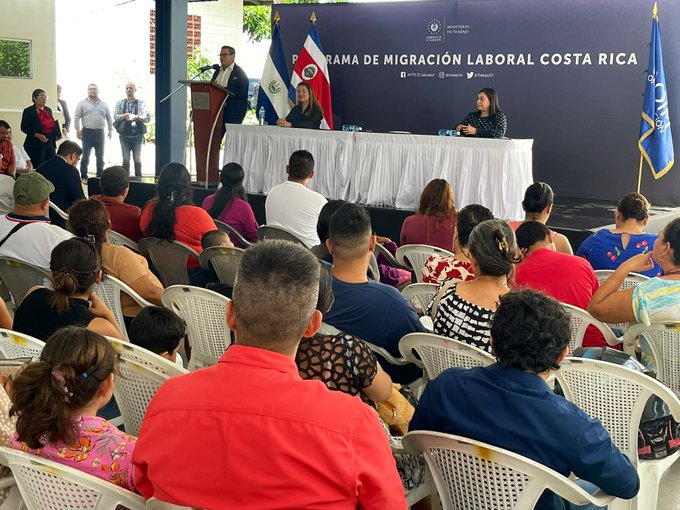 Ministro Rolando Castro: Sale primer contingente de salvadoreños para trabajar en Costa Rica