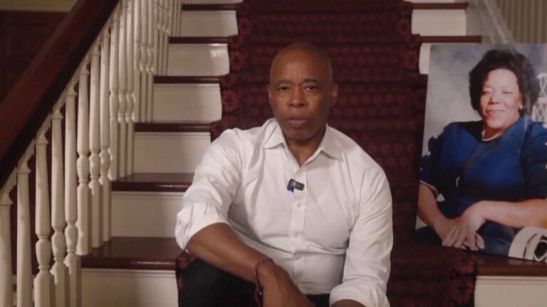 El alcalde de Nueva York, Eric Adams, anuncia que se retira de la contienda por la alcaldía de la ciudad