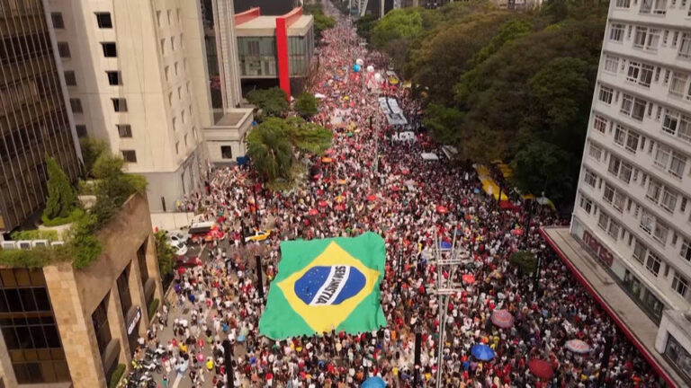 Decenas de miles de personas se manifiestan en Brasil contra un proyecto de ley que podría conceder amnistía a Bolsonaro