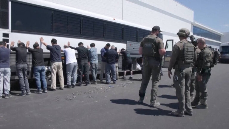 Corea del Sur negocia la liberación de sus ciudadanos detenidos en una redada del Servicio de Inmigración de EE.UU. en una planta de Hyundai